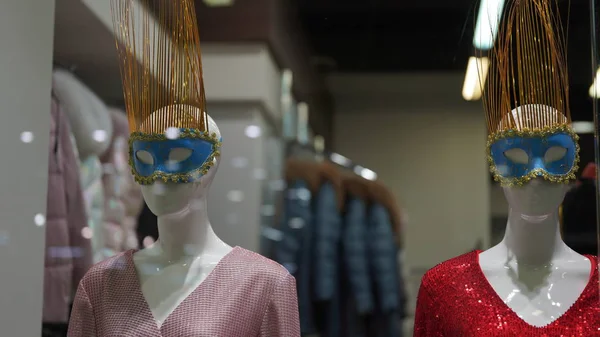 A mannequin stands in the window of a clothing store. Clothing store concept - mannequins in a display window – stockfoto