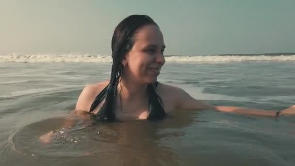 Muchacha Mar Cerca Costa Mujer Atractiva Mar — Vídeos de Stock