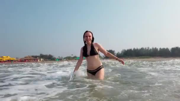近岸海面上的女孩 在海上迷人的女人 — 图库视频影像