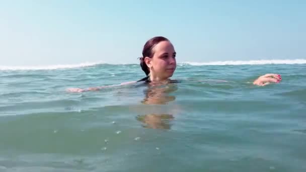 Ένα Κορίτσι Στη Θάλασσα Κοντά Στην Ακτή Ελκυστική Γυναίκα Στη — Αρχείο Βίντεο