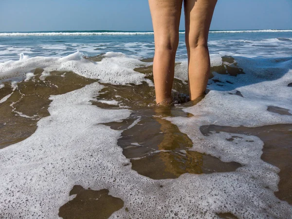 Γυναικεία πόδια σε θαλασσινό νερό. Κοντινό πλάνο γυναικείων ποδιών στη θάλασσα. Καλοκαίρι, παραλία, αναψυχή και μέρος του σώματος έννοια - closeup των ποδιών των γυναικών στη θάλασσα ακτή — Φωτογραφία Αρχείου
