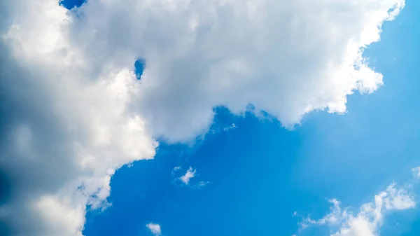 白い雲が美しい青空の質感. — ストック写真