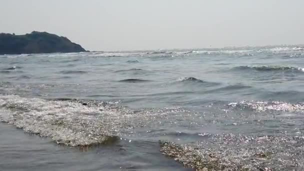 Onde di mare schiumose sulla riva. Onde schiumose di acqua di mare pulita rotolando sulla spiaggia di sabbia bagnata nella giornata di sole in resort — Video Stock