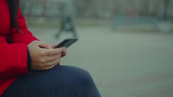 Las Manos Mujer Manteniendo Teléfono Cerrado Espacio Para Texto — Vídeos de Stock