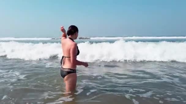 海岸近くの海の少女 海の中の魅力的な女性 — ストック動画