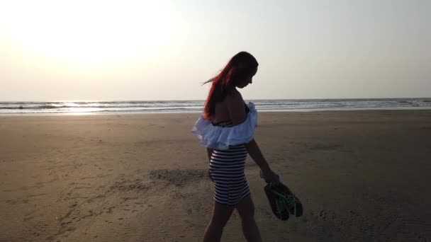 Χαλαρή Γυναίκα Περπατά Στην Ακτή — Αρχείο Βίντεο