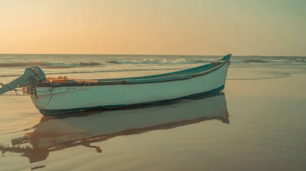 Indien, Goa, 15. Dezember 2019: leeres Boot am Sandstrand bei hellem Tag. großes altes weißes Boot auf sandigem Meer bereit, bei hellem Tag am Strand zu segeln — Stockfoto