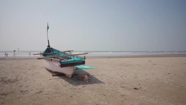 Parlak bir günde kumlu sahilde boş bir tekne. Kumlu sahil kıyısındaki büyük, eski, beyaz bir tekne. Kumsalda aydınlık bir günde açılmaya hazır. — Stok video