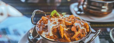 Tropik bir kafede masada bir Hint yemeği..