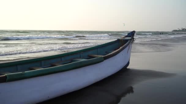 Bateau vide sur une plage de sable fin par beau temps. Grand vieux bateau blanc sur le bord de mer sablonneux prêt à naviguer dans une journée lumineuse sur la plage — Video