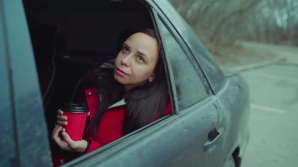 Een Vrouw Die Koffie Drinkt Auto — Stockvideo