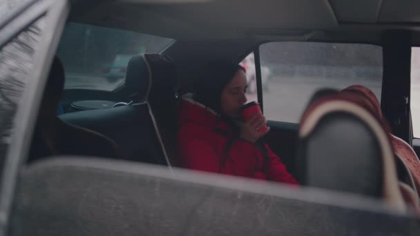 Γυναίκα Πίνει Καφέ Στο Αυτοκίνητο — Αρχείο Βίντεο