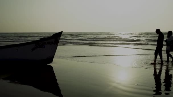 India, Goa, 15 de diciembre de 2019: Barco vacío en la playa de arena en un día brillante. Gran barco blanco viejo en la playa de arena lista para navegar en día brillante en la playa — Vídeos de Stock