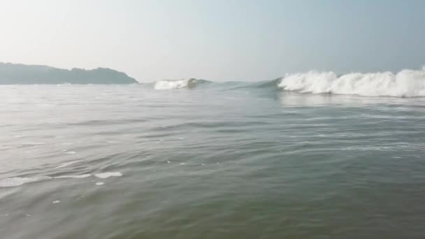 Olas Espumosas Agua Mar Limpia Rodando Playa Arena Húmeda Día — Vídeo de stock