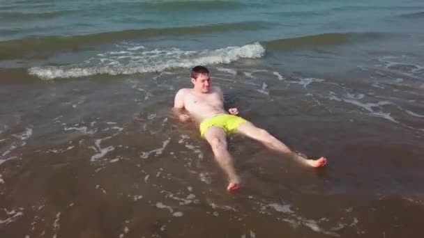 Ελκυστικός Άνθρωπος Στη Θάλασσα Διασκεδάζει Στο Θαλασσινό Νερό — Αρχείο Βίντεο