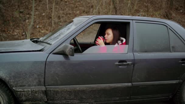 Νεαρή Γυναίκα Κύπελλο Διάθεσης Κάθεται Στο Αυτοκίνητο — Αρχείο Βίντεο