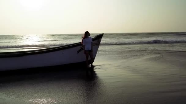 Een Jonge Vrouw Bij Boot Bij Zee Tegen Zonsondergang — Stockvideo