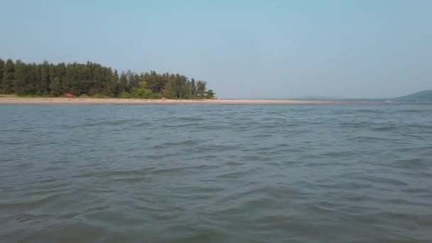  vagues d'eau de mer propre roulant sur une plage de sable humide