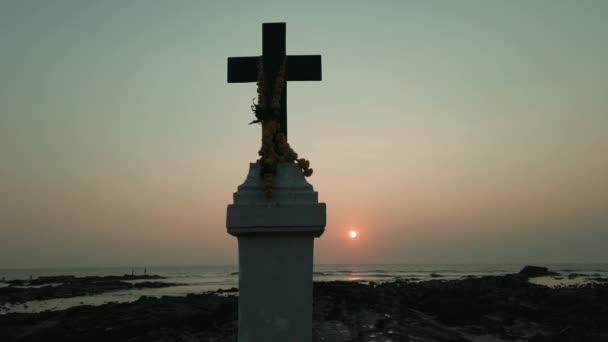 Chrześcijański Krzyż Skałach Nad Morzem Przed Zachodem Słońca — Wideo stockowe