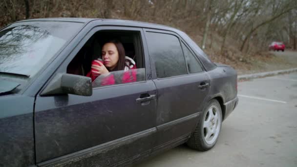 Arabasında Çöp Kovası Olan Uzun Saçlı Kadın — Stok video