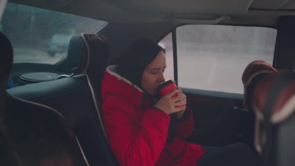 Mujer Pelo Largo Con Taza Desecho Coche — Vídeos de Stock