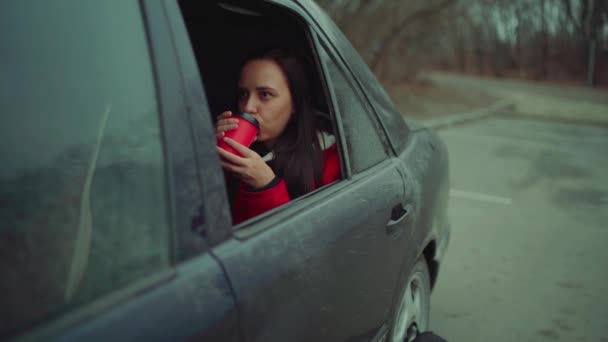 Wanita Berambut Panjang Dengan Cangkir Pembuangan Mobil — Stok Video