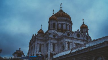 Rusya 'daki bir Hıristiyan tapınağının altın kubbeleri, tam uzunlukta bir tapınak. Hristiyan Kilisesi, Rus ruhani ve dini mimari geleneği ve Ortodoksluğun bir anıtıdır..