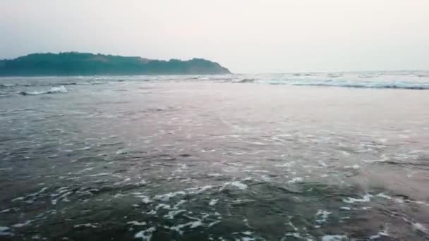 Schäumende Wellen Sauberen Meerwassers Rollen Auf Nassen Sandstrand Sonnigen Tagen — Stockvideo