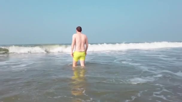 Attractivo Hombre Mar Que Divierte Agua Marina — Vídeo de stock