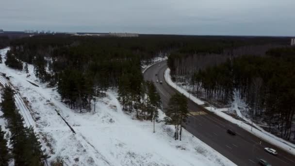 Auto Weg Winter Met Besneeuwde Bomen Uitzicht Vanuit Lucht — Stockvideo