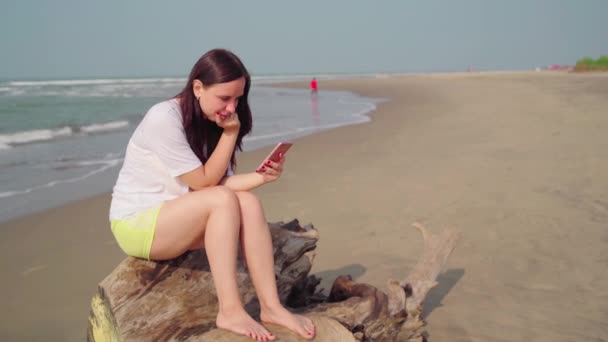 Ευχάριστη Κοπέλα Ξοδεύουν Χρόνο Χρησιμοποιώντας Smartphone — Αρχείο Βίντεο