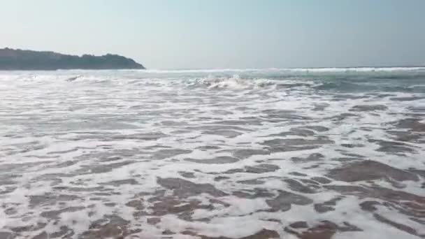 海滩上滚滚清澈的海水 — 图库视频影像