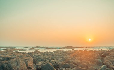 Denizde renkli şafak, Sunset. Deniz üzerinde güzel sihirli gün batımı. Okyanus üzerinde güzel gün batımı. Su yüzeyinde gün batımı