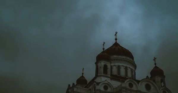 Cúpulas douradas de um templo cristão na Rússia, um templo de comprimento total. A Igreja da Igreja Cristã é um monumento de tradição arquitetônica espiritual e religiosa russa e Ortodoxia . — Fotografia de Stock