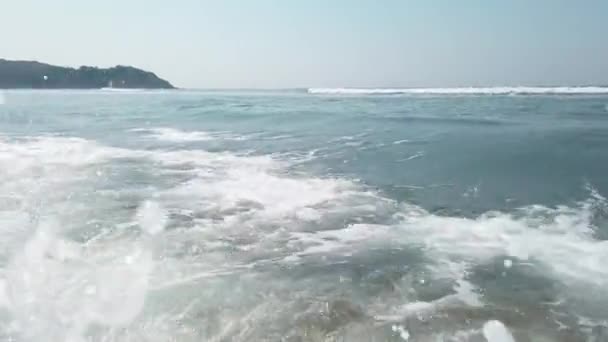 清澈的海水在潮湿的沙滩上翻滚 泡沫汹涌 — 图库视频影像