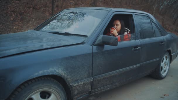 Νεαρή Γυναίκα Πίνει Καφέ Ενώ Οδηγεί Αυτοκίνητό Της — Αρχείο Βίντεο