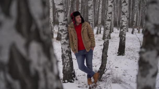 Man Die Winter Het Bos Staat — Stockvideo