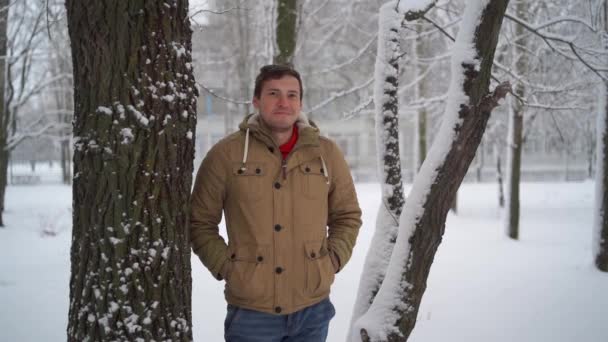 冬の日に森に立つ男 — ストック動画
