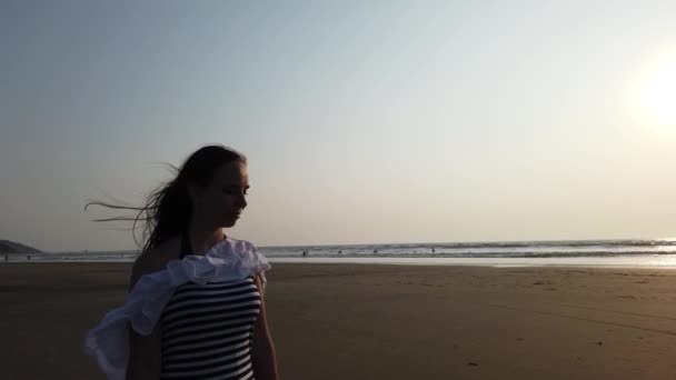 在岸上行走的松懈女子 — 图库视频影像