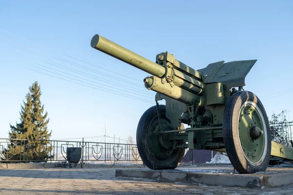 Противотанковый пистолет в военном парке. Старый памятник танковой пушки установлен на пьедестале в зимний день в военном парке — стоковое фото