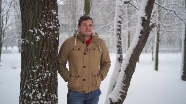 Människan Skogen Vinterdagen — Stockvideo