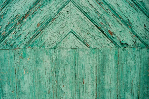 Träyta med vittrande färg. Texturerad bakgrund av gammalt virke yta med sönderfallande turkos färg utanför shabby byggnad — Stockfoto