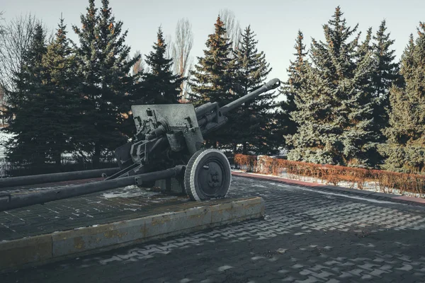 Противотанковый пистолет в военном парке. Старый памятник танковой пушки установлен на пьедестале в зимний день в военном парке — стоковое фото