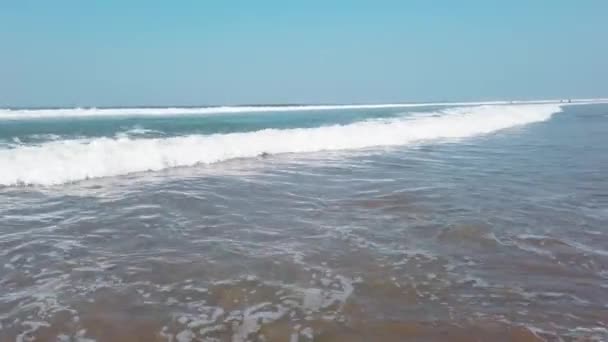 Onde Schiumose Acqua Mare Pulita Rotolando Sulla Spiaggia Sabbia Bagnata — Video Stock