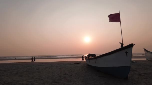 Barco vazio na praia de areia em dia brilhante. Grande barco branco velho à beira-mar arenoso pronto para navegar em dia brilhante na praia — Vídeo de Stock