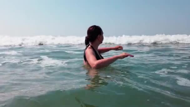 海岸近くの海に飛び込む少女 海の中の魅力的な女性 — ストック動画