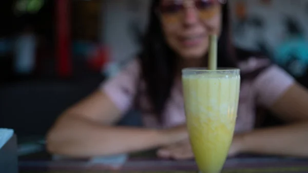 Smoothie saudável no café tropical. Sumo fresco ou cocktail com palha na mesa . — Fotografia de Stock