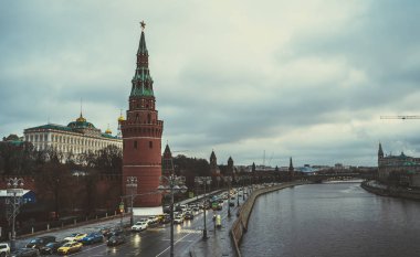 Moskova, Rusya 18 Aralık 2019 Moskova Kremlin Kulesi gri gökyüzüne karşı.