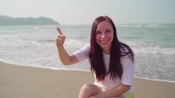 Feminino Turista Descansando Praia Areia Perto Acenar Mar Mostrando Polegar — Vídeo de Stock