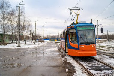 Kış şehrinde modern tramvay. Çağdaş tramvay taşrada bulutlu bir günde tramvay istasyonunda..